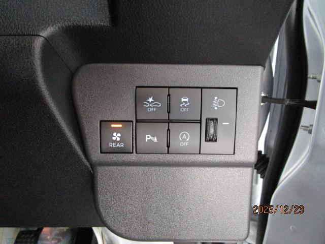 ハイゼットカーゴ スペシャル　４ＷＤ　スマートアシスト　エコアイドル　パートタイム４ＷＤ　コーナーセンサー　パワーウィンドウ　サイドバイザー　フロアマット　集中ドアロック　オートライト　Ｗエアバック　ＡＢＳ（11枚目）