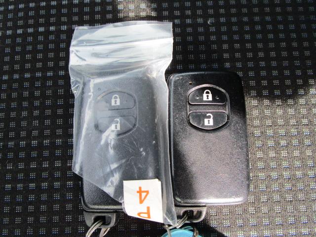 ヴィッツ F 4WD トヨタセーフティセンスC スマートキー メモリナビ Bluetooth接続 バックカメラ ETC オートハイビーム パートタイム4WD ドアミラーウィンカー 電動格納ドアミラー プライバシーガラス(17枚目)