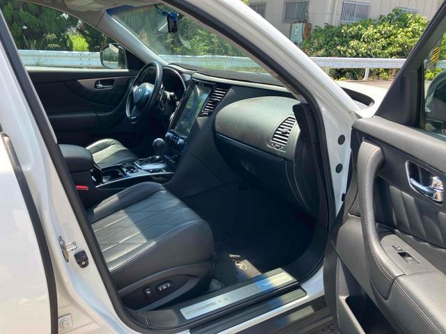 ＦＸ３５ 　左ハンドル　ディスプレイオーディオ　バックカメラ　クルコン　パワーシート　サンルーフ　ナビ　ＧＴＲ純正アルミ（リア用）　車高調　社外マフラー　スマートキー　　シートエアコン　Ｂｌｕｅｔｏｏｔｈ（50枚目）