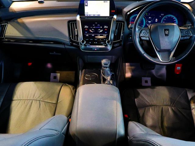 クラウンハイブリッド ＲＳ　ＯＰセーフティパッケージ／ＯＰブラインドスポットモニター／ＯＰヘッドアップディスプレイ／デジタルインナーミラー型ドラレコ／シートカバー／衝突軽減＆追従機能／レーンキープ／４本出しマフラー／ＥＴＣ（29枚目）