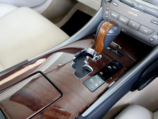 IS IS350C 後期車/30前期Fスポ仕様スピンドルグリル/現行仕様三眼ヘッド/OPクリアランスソナー/OP衝突軽減&追従機能/OPウッドコンビハンドル/TVキャン/ドラレコ/シートヒーター&クーラー/ETC(42枚目)