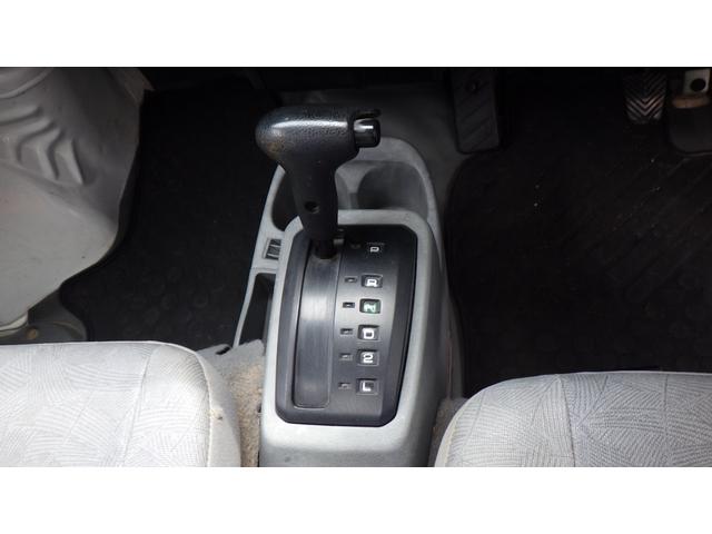 クリッパートラック 　４ＷＤ　ＡＴ車　エアコン　パワステ　エアバック　フロアマット　ドアバイザー（11枚目）
