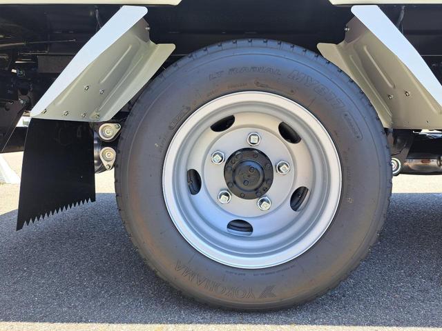 キャンター 全低床強化ダンプ　新型！リアビューカメラ　オリジナルステンレスバンパー　カーナビ　ＥＴＣ　全低床ダンプ　４ナンバー３ｔ強化ダンプ　純正メッキパーツ　中外可動式コボレーン　中間ピン装備　オーバーヘッドシェルフ（57枚目）