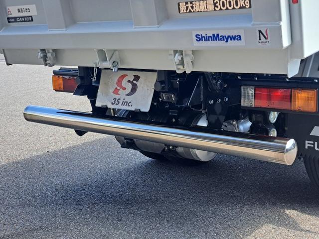 キャンター 全低床強化ダンプ　新型！リアビューカメラ　オリジナルステンレスバンパー　カーナビ　ＥＴＣ　全低床ダンプ　４ナンバー３ｔ強化ダンプ　純正メッキパーツ　中外可動式コボレーン　中間ピン装備　オーバーヘッドシェルフ（3枚目）