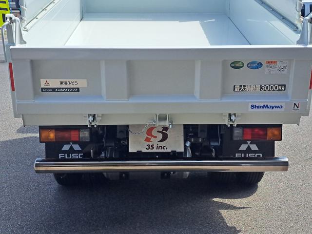 キャンター 全低床強化ダンプ　新型！リアビューカメラ　オリジナルステンレスバンパー　カーナビ　ＥＴＣ　全低床ダンプ　４ナンバー３ｔ強化ダンプ　純正メッキパーツ　中外可動式コボレーン　中間ピン装備　オーバーヘッドシェルフ（4枚目）