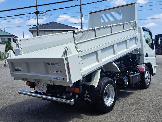 キャンター 全低床強化ダンプ　新型！リアビューカメラ　オリジナルステンレスバンパー　カーナビ　ＥＴＣ　全低床ダンプ　４ナンバー３ｔ強化ダンプ　純正メッキパーツ　中外可動式コボレーン　中間ピン装備　オーバーヘッドシェルフ（10枚目）
