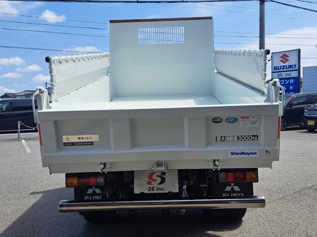 キャンター 全低床強化ダンプ　新型！リアビューカメラ　オリジナルステンレスバンパー　カーナビ　ＥＴＣ　全低床ダンプ　４ナンバー３ｔ強化ダンプ　純正メッキパーツ　中外可動式コボレーン　中間ピン装備　オーバーヘッドシェルフ（11枚目）