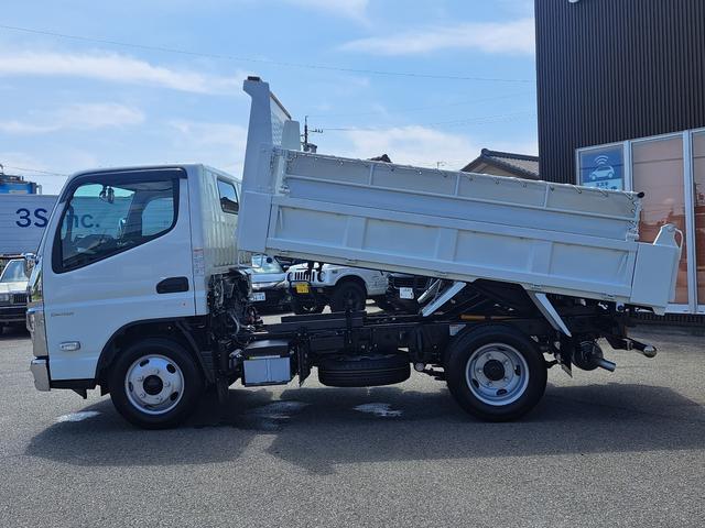 キャンター 全低床強化ダンプ　新型！リアビューカメラ　オリジナルステンレスバンパー　カーナビ　ＥＴＣ　全低床ダンプ　４ナンバー３ｔ強化ダンプ　純正メッキパーツ　中外可動式コボレーン　中間ピン装備　オーバーヘッドシェルフ（13枚目）