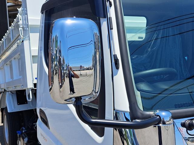 キャンター 全低床強化ダンプ　新型！リアビューカメラ　オリジナルステンレスバンパー　カーナビ　ＥＴＣ　全低床ダンプ　４ナンバー３ｔ強化ダンプ　純正メッキパーツ　中外可動式コボレーン　中間ピン装備　オーバーヘッドシェルフ（18枚目）