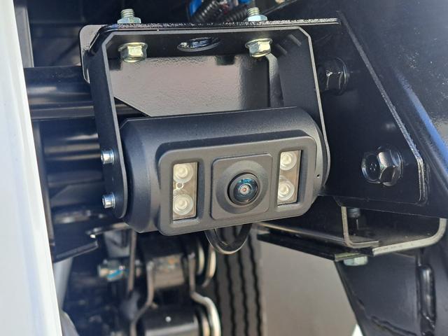 キャンター 全低床強化ダンプ　新型！リアビューカメラ　オリジナルステンレスバンパー　カーナビ　ＥＴＣ　全低床ダンプ　４ナンバー３ｔ強化ダンプ　純正メッキパーツ　中外可動式コボレーン　中間ピン装備　オーバーヘッドシェルフ（22枚目）