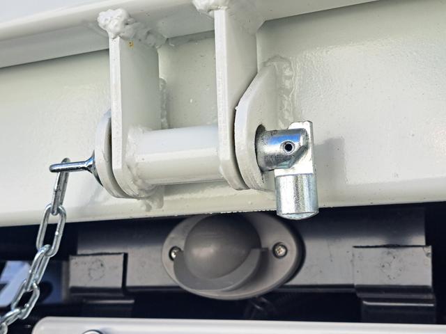 キャンター 全低床強化ダンプ　新型！リアビューカメラ　オリジナルステンレスバンパー　カーナビ　ＥＴＣ　全低床ダンプ　４ナンバー３ｔ強化ダンプ　純正メッキパーツ　中外可動式コボレーン　中間ピン装備　オーバーヘッドシェルフ（23枚目）