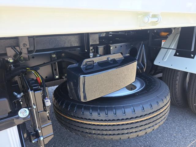 キャンター 全低床強化ダンプ　新型！リアビューカメラ　オリジナルステンレスバンパー　カーナビ　ＥＴＣ　全低床ダンプ　４ナンバー３ｔ強化ダンプ　純正メッキパーツ　中外可動式コボレーン　中間ピン装備　オーバーヘッドシェルフ（29枚目）