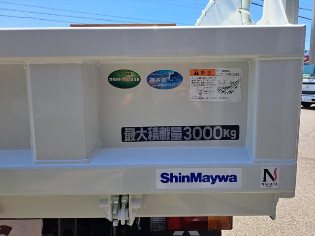 キャンター 全低床強化ダンプ　新型！リアビューカメラ　オリジナルステンレスバンパー　カーナビ　ＥＴＣ　全低床ダンプ　４ナンバー３ｔ強化ダンプ　純正メッキパーツ　中外可動式コボレーン　中間ピン装備　オーバーヘッドシェルフ（30枚目）