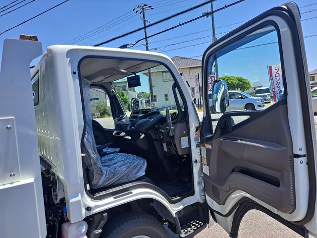 キャンター 全低床強化ダンプ　新型！リアビューカメラ　オリジナルステンレスバンパー　カーナビ　ＥＴＣ　全低床ダンプ　４ナンバー３ｔ強化ダンプ　純正メッキパーツ　中外可動式コボレーン　中間ピン装備　オーバーヘッドシェルフ（31枚目）