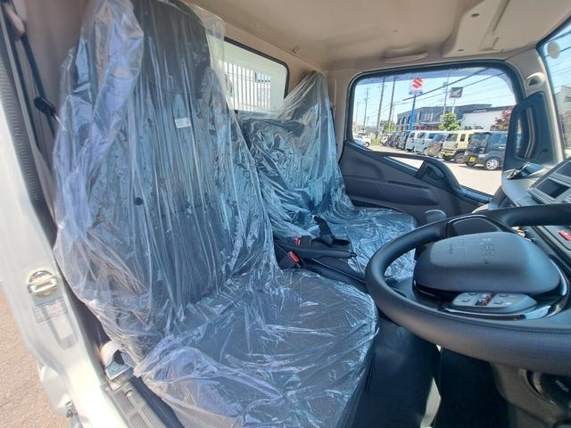 キャンター 全低床強化ダンプ　新型！リアビューカメラ　オリジナルステンレスバンパー　カーナビ　ＥＴＣ　全低床ダンプ　４ナンバー３ｔ強化ダンプ　純正メッキパーツ　中外可動式コボレーン　中間ピン装備　オーバーヘッドシェルフ（32枚目）