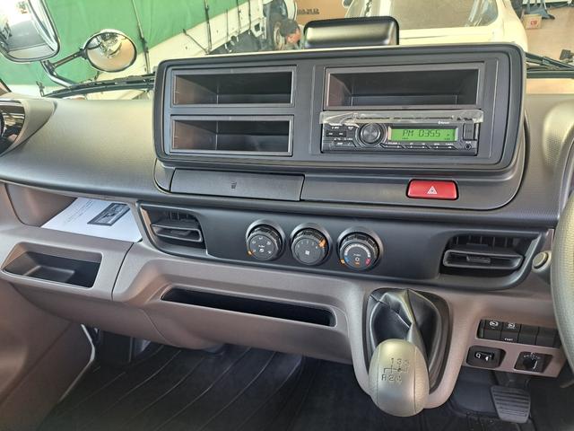 キャンター 全低床強化ダンプ　新型！リアビューカメラ　オリジナルステンレスバンパー　カーナビ　ＥＴＣ　全低床ダンプ　４ナンバー３ｔ強化ダンプ　純正メッキパーツ　中外可動式コボレーン　中間ピン装備　オーバーヘッドシェルフ（39枚目）