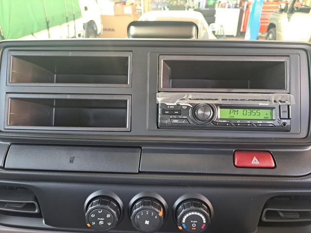 キャンター 全低床強化ダンプ　新型！リアビューカメラ　オリジナルステンレスバンパー　カーナビ　ＥＴＣ　全低床ダンプ　４ナンバー３ｔ強化ダンプ　純正メッキパーツ　中外可動式コボレーン　中間ピン装備　オーバーヘッドシェルフ（40枚目）