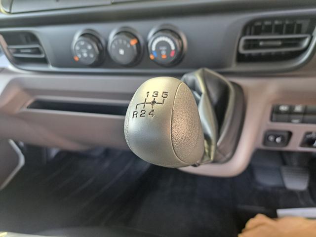 キャンター 全低床強化ダンプ　新型！リアビューカメラ　オリジナルステンレスバンパー　カーナビ　ＥＴＣ　全低床ダンプ　４ナンバー３ｔ強化ダンプ　純正メッキパーツ　中外可動式コボレーン　中間ピン装備　オーバーヘッドシェルフ（41枚目）