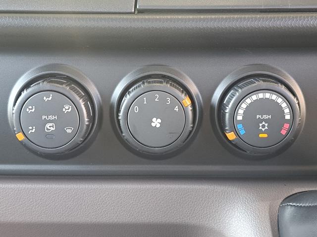 キャンター 全低床強化ダンプ　新型！リアビューカメラ　オリジナルステンレスバンパー　カーナビ　ＥＴＣ　全低床ダンプ　４ナンバー３ｔ強化ダンプ　純正メッキパーツ　中外可動式コボレーン　中間ピン装備　オーバーヘッドシェルフ（42枚目）