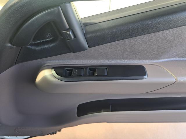 キャンター 全低床強化ダンプ　新型！リアビューカメラ　オリジナルステンレスバンパー　カーナビ　ＥＴＣ　全低床ダンプ　４ナンバー３ｔ強化ダンプ　純正メッキパーツ　中外可動式コボレーン　中間ピン装備　オーバーヘッドシェルフ（46枚目）