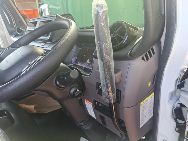 キャンター 全低床強化ダンプ　新型！リアビューカメラ　オリジナルステンレスバンパー　カーナビ　ＥＴＣ　全低床ダンプ　４ナンバー３ｔ強化ダンプ　純正メッキパーツ　中外可動式コボレーン　中間ピン装備　オーバーヘッドシェルフ（47枚目）