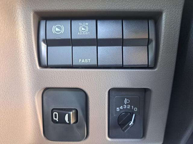 キャンター 全低床強化ダンプ　新型！リアビューカメラ　オリジナルステンレスバンパー　カーナビ　ＥＴＣ　全低床ダンプ　４ナンバー３ｔ強化ダンプ　純正メッキパーツ　中外可動式コボレーン　中間ピン装備　オーバーヘッドシェルフ（48枚目）