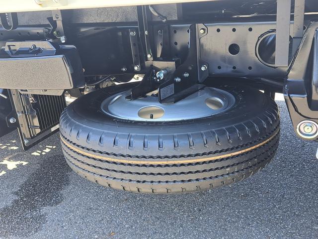 キャンター 全低床強化ダンプ　新型！リアビューカメラ　オリジナルステンレスバンパー　カーナビ　ＥＴＣ　全低床ダンプ　４ナンバー３ｔ強化ダンプ　純正メッキパーツ　中外可動式コボレーン　中間ピン装備　オーバーヘッドシェルフ（50枚目）