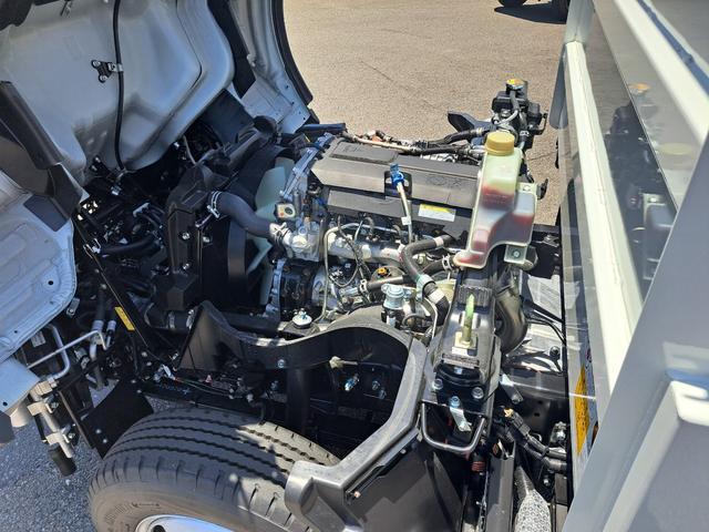 キャンター 全低床強化ダンプ　新型！リアビューカメラ　オリジナルステンレスバンパー　カーナビ　ＥＴＣ　全低床ダンプ　４ナンバー３ｔ強化ダンプ　純正メッキパーツ　中外可動式コボレーン　中間ピン装備　オーバーヘッドシェルフ（52枚目）