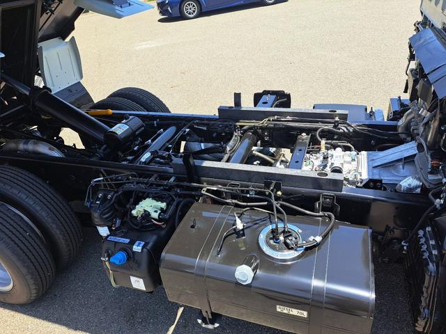 キャンター 全低床強化ダンプ　新型！リアビューカメラ　オリジナルステンレスバンパー　カーナビ　ＥＴＣ　全低床ダンプ　４ナンバー３ｔ強化ダンプ　純正メッキパーツ　中外可動式コボレーン　中間ピン装備　オーバーヘッドシェルフ（53枚目）