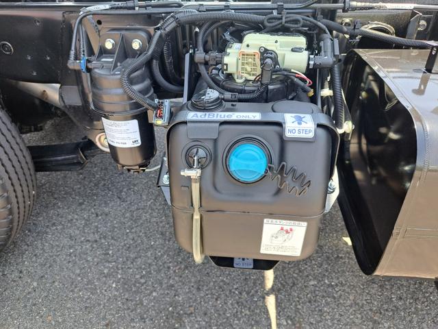 キャンター 全低床強化ダンプ　新型！リアビューカメラ　オリジナルステンレスバンパー　カーナビ　ＥＴＣ　全低床ダンプ　４ナンバー３ｔ強化ダンプ　純正メッキパーツ　中外可動式コボレーン　中間ピン装備　オーバーヘッドシェルフ（54枚目）