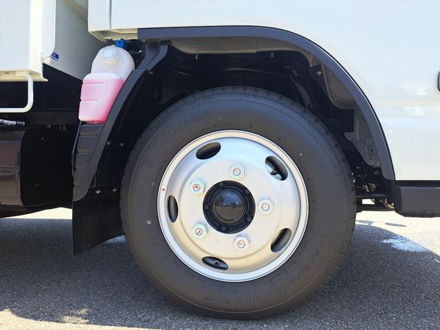 キャンター 全低床強化ダンプ　新型！リアビューカメラ　オリジナルステンレスバンパー　カーナビ　ＥＴＣ　全低床ダンプ　４ナンバー３ｔ強化ダンプ　純正メッキパーツ　中外可動式コボレーン　中間ピン装備　オーバーヘッドシェルフ（55枚目）