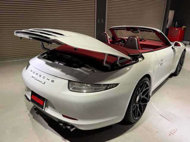 ９１１ ９１１カレラＳカブリオレ　左ハンドル　ＰＤＫ　スポーツクロノ　スポーツエグゾースト　カーボンブレーキ　バーガンディトップ　赤革　ＨＲＥ２０インチＡＷ　社外フロントエアロ（ＧＡＲＡＧＥ　ＥＵＲ／純正バンパー有）ＢＯＳＥスピーカー　ＰＳＡＭ　社外ナビドラレコレーダー（66枚目）