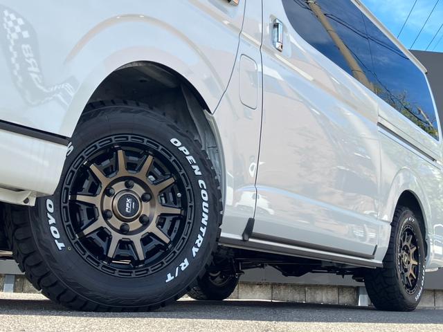 ハイエースバン スーパーＧＬ　ダークプライムＩＩ　登録済未使用車／４ＷＤ／寒冷地仕様／ＡＬＰＩＮＥ　ＢＩＧＤＡ／ＨＤＭＩ／ＥＴＣ／パノラミックビューＭ／デジタルインナーＭ／ＴＲＤフロントスポイラー／１６ｉｎアルミ／両側パワースライドドア／ベッドキット（14枚目）