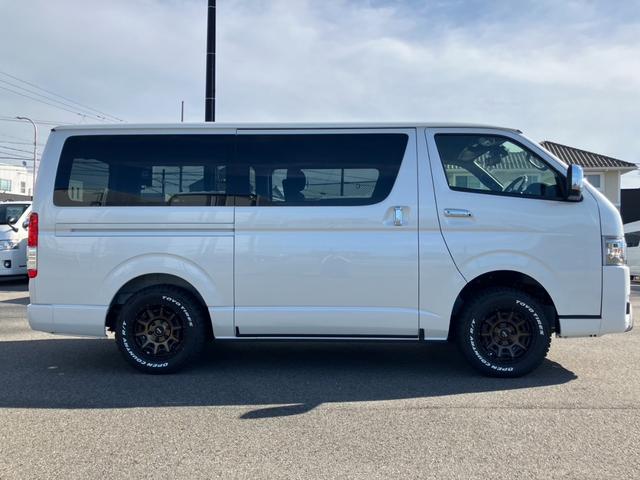 ハイエースバン スーパーＧＬ　ダークプライムＩＩ　登録済未使用車／４ＷＤ／寒冷地仕様／ＡＬＰＩＮＥ　ＢＩＧＤＡ／ＨＤＭＩ／ＥＴＣ／パノラミックビューＭ／デジタルインナーＭ／ＴＲＤフロントスポイラー／１６ｉｎアルミ／両側パワースライドドア／ベッドキット（23枚目）