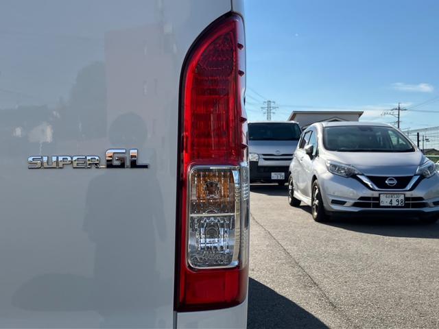 ハイエースバン スーパーＧＬ　ダークプライムＩＩ　登録済未使用車／４ＷＤ／寒冷地仕様／ＡＬＰＩＮＥ　ＢＩＧＤＡ／ＨＤＭＩ／ＥＴＣ／パノラミックビューＭ／デジタルインナーＭ／ＴＲＤフロントスポイラー／１６ｉｎアルミ／両側パワースライドドア／ベッドキット（40枚目）