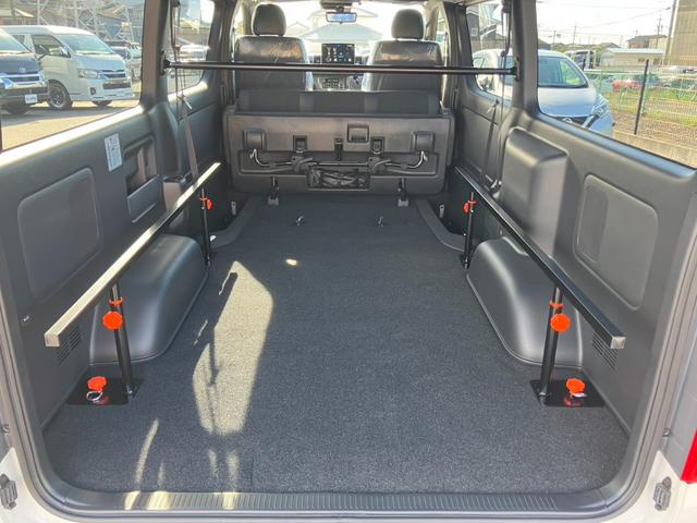 ハイエースバン スーパーＧＬ　ダークプライムＩＩ　登録済未使用車／４ＷＤ／寒冷地仕様／ＡＬＰＩＮＥ　ＢＩＧＤＡ／ＨＤＭＩ／ＥＴＣ／パノラミックビューＭ／デジタルインナーＭ／ＴＲＤフロントスポイラー／１６ｉｎアルミ／両側パワースライドドア／ベッドキット（63枚目）
