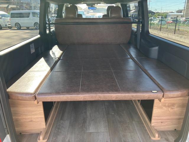 ハイエースバン スーパーＧＬ　ダークプライムＩＩ　４ＷＤ／寒冷地仕様／ナビＴＶ／バックカメラ／ＥＴＣ／パノラミックビューモニター／デジタルインナーミラー／フロントスポイラー／１６ｉｎアルミ／シートカバー／ＬＥＤヘッドライト／床張りキット／ベッドキット（20枚目）
