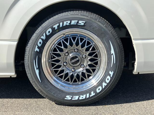 ハイエースバン スーパーGL ダークプライム ナビTV/Bカメラ/Bluetooth/ETC/バッドフェイスボンネット/フロントスポイラー/16inアルミ/ローダウン/AC100V電源/LEDヘッドライト/スマートキー&プッシュスタート/ベッド(25枚目)