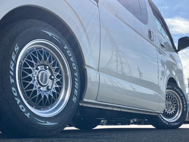 ハイエースバン スーパーGL ダークプライム ナビTV/Bカメラ/Bluetooth/ETC/バッドフェイスボンネット/フロントスポイラー/16inアルミ/ローダウン/AC100V電源/LEDヘッドライト/スマートキー&プッシュスタート/ベッド(26枚目)