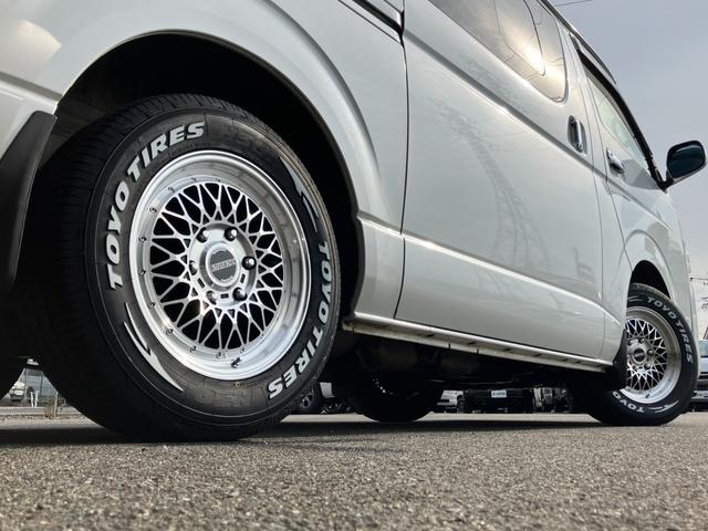 ハイエースバン スーパーGL ダークプライム 1オーナー/ナビTV/Bluetoothバックカメラ/ETC/AC100V電源/フロントスポイラー/16inアルミホイール/LEDヘッドライト/スマートキー/センターカーテン/新品ベッドキット(26枚目)