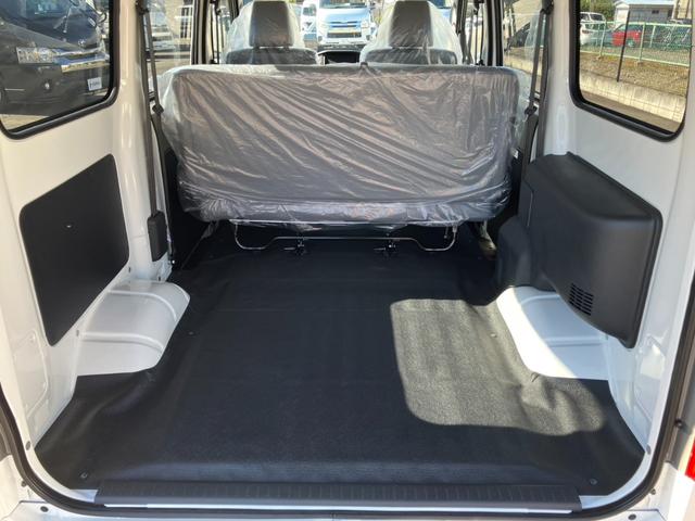 タウンエースバン GL 4WD/トヨタセーフティセンス/コーナーセンサー/アイドリングストップ/キーレスエントリー/Wエアバッグ/パワーウインドウ/横滑り防止装置/ヘッドライトレベライザー/純正ホイール/登録済未使用車(4枚目)