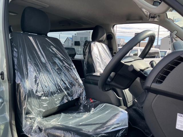 ハイエースバン ロングスーパーGL アースカラーパッケージ 登録済未使用車/寒冷地仕様/デジタルインナM/パノラミックビューM/両側電動スライドドア/クリアランスソナー/LEDヘッドライト/AC100V電源/20周年記念スカッフプレート(18枚目)