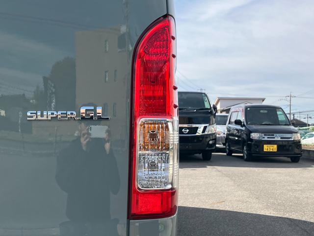ハイエースバン ロングスーパーGL アースカラーパッケージ 登録済未使用車/寒冷地仕様/デジタルインナM/パノラミックビューM/両側電動スライドドア/クリアランスソナー/LEDヘッドライト/AC100V電源/20周年記念スカッフプレート(42枚目)