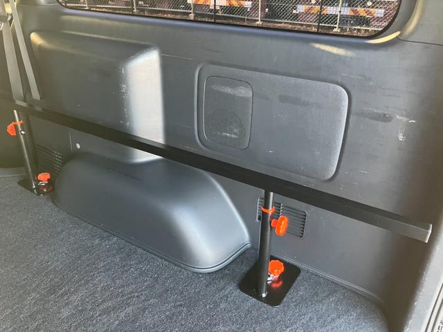 ハイエースバン スーパーＧＬ　ダークプライムＩＩ　１オーナー／ナビＴＶ／バックカメラ／ＥＴＣ／パノラミックビューモニター／デジタルインナーミラー／インナーブラックヘッドライト／フロントスポイラー／ＡＣ１００Ｖ電源／１８ｉｎアルミ／ベッドキット（67枚目）