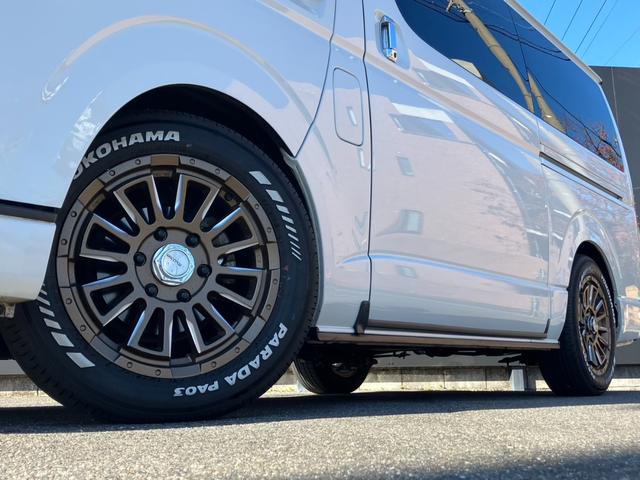 ハイエースバン スーパーGL ダークプライムII ナビTV/バックカメラ/ETC/両側パワースライドドア/17インチアルミ/ローダウン/大型コンソールボックス/デジタルインナーミラー/AC100V電源/トヨタセーフティーセンス/ベッドキット(2枚目)