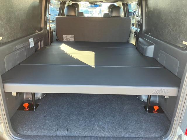 ハイエースバン スーパーGL ダークプライムII ナビTV/バックカメラ/ETC/両側パワースライドドア/17インチアルミ/ローダウン/大型コンソールボックス/デジタルインナーミラー/AC100V電源/トヨタセーフティーセンス/ベッドキット(4枚目)