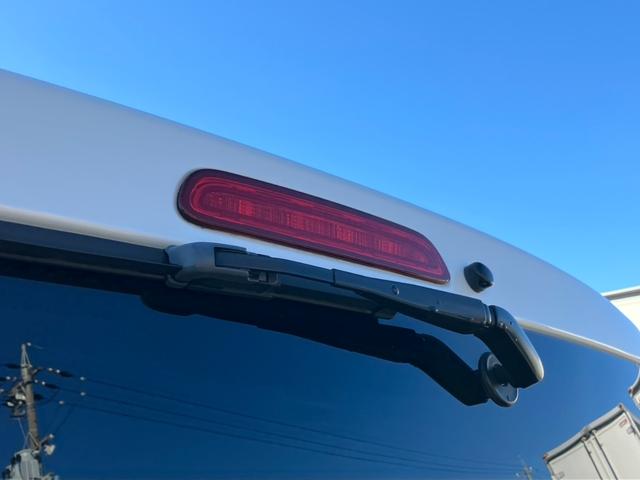 ハイエースバン スーパーGL ダークプライムII ナビTV/バックカメラ/ETC/両側パワースライドドア/17インチアルミ/ローダウン/大型コンソールボックス/デジタルインナーミラー/AC100V電源/トヨタセーフティーセンス/ベッドキット(37枚目)