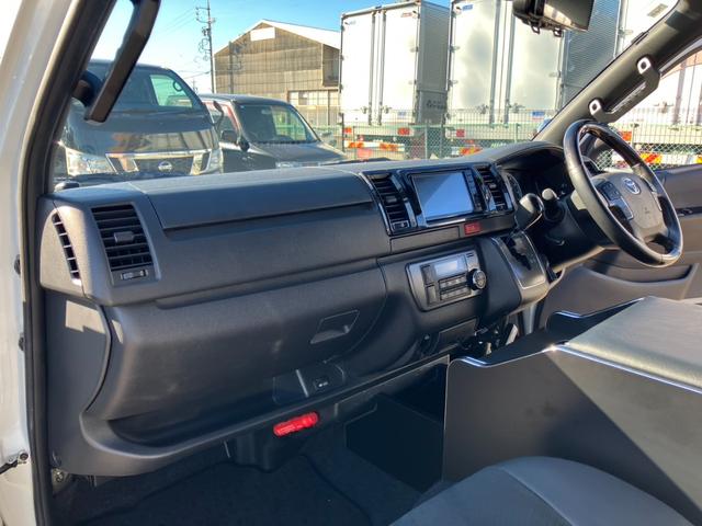 ハイエースバン スーパーGL ダークプライムII ナビTV/バックカメラ/ETC/両側パワースライドドア/17インチアルミ/ローダウン/大型コンソールボックス/デジタルインナーミラー/AC100V電源/トヨタセーフティーセンス/ベッドキット(49枚目)