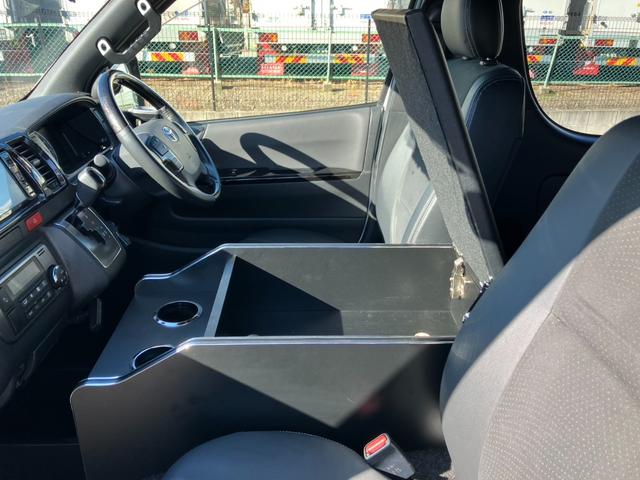 ハイエースバン スーパーGL ダークプライムII ナビTV/バックカメラ/ETC/両側パワースライドドア/17インチアルミ/ローダウン/大型コンソールボックス/デジタルインナーミラー/AC100V電源/トヨタセーフティーセンス/ベッドキット(50枚目)