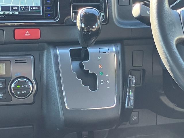 ハイエースバン スーパーGL ダークプライムII ナビTV/バックカメラ/ETC/両側パワースライドドア/17インチアルミ/ローダウン/大型コンソールボックス/デジタルインナーミラー/AC100V電源/トヨタセーフティーセンス/ベッドキット(55枚目)